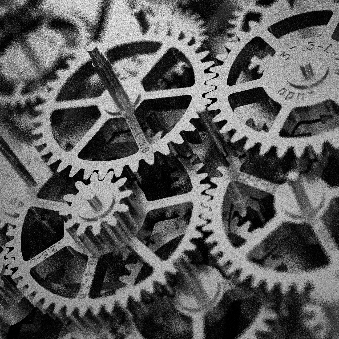 Precision gear train mechanism powering the triangular date complications
